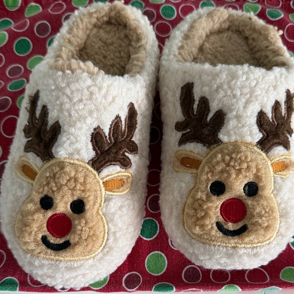 Cozy fuzzy reindeer slippers - Picture 1 of 8